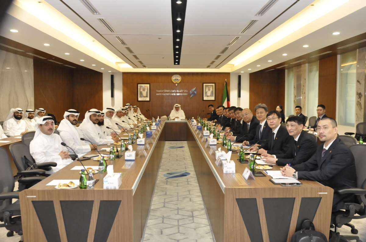 المخيزيم مُجتمعاً مع الوفد الصيني
