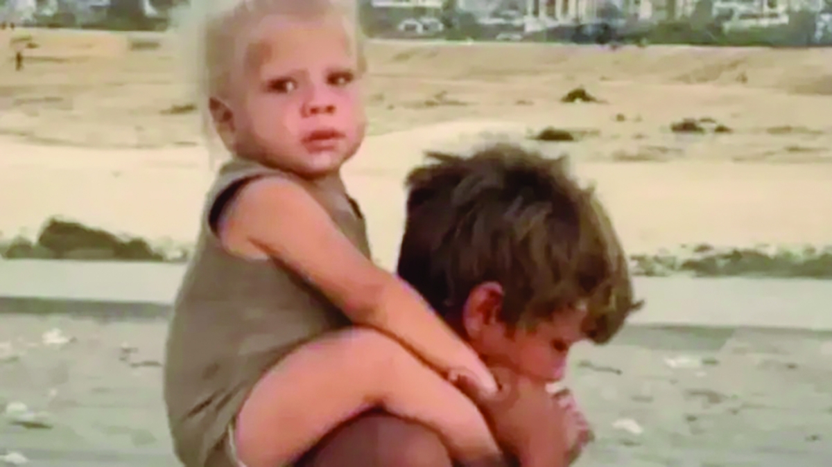 جدوع حاملاً أخاه