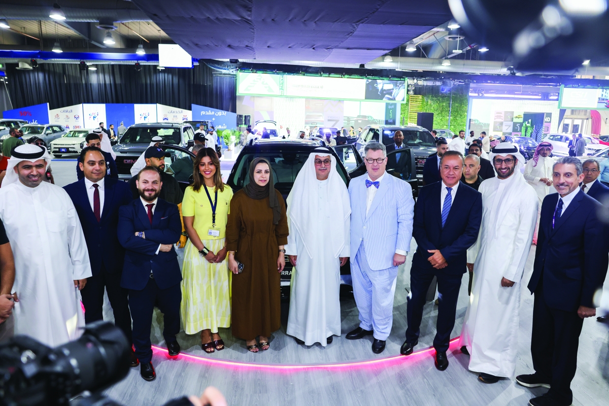 


طلال بهبهاني والجعيدان وباتلر وعدد من المشاركين في افتتاح المعرض 