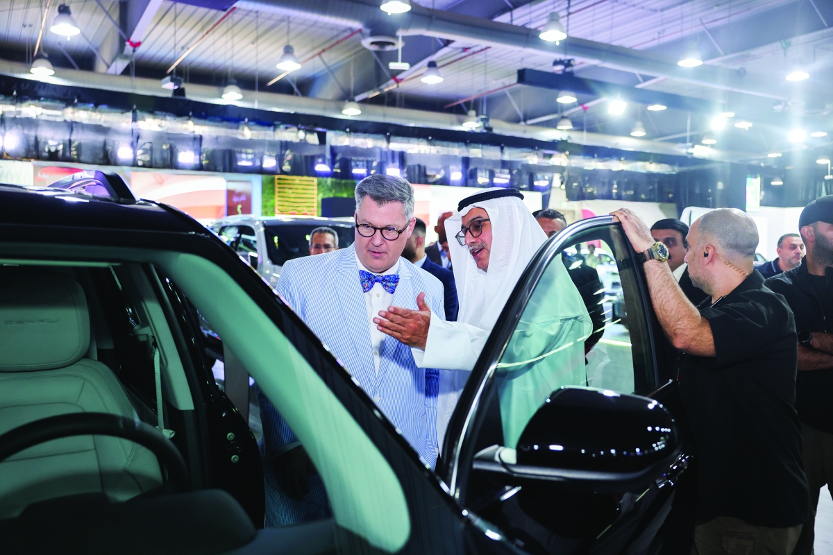 


طلال بهبهاني وباتلر خلال استعراض أحد طرازات «جي أم سي» 