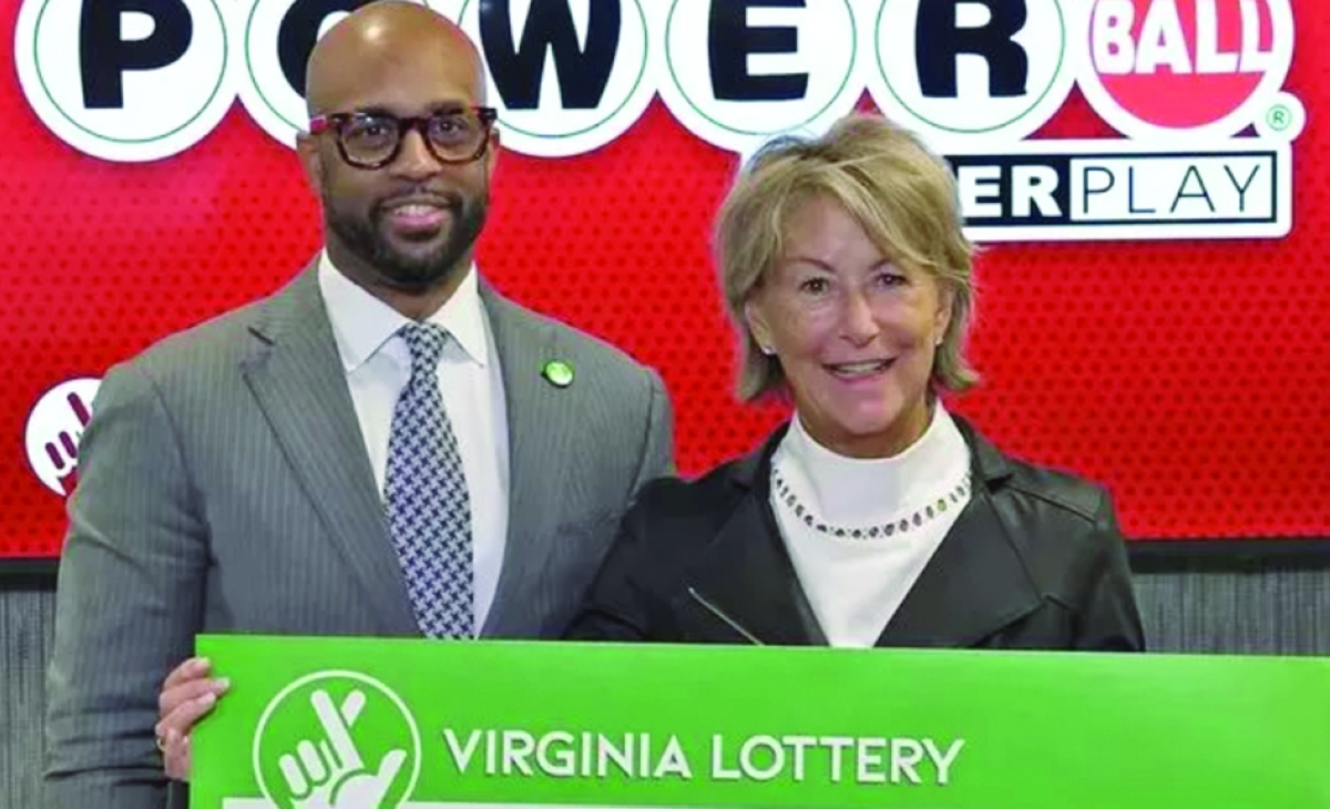 كاري إدواردز خلال تسلمها جائزتها