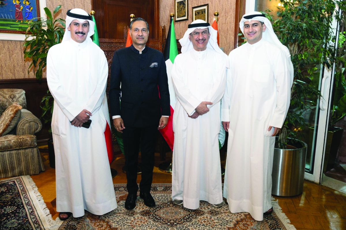 السفير ومحافظ الجهراء وبعض الحضور