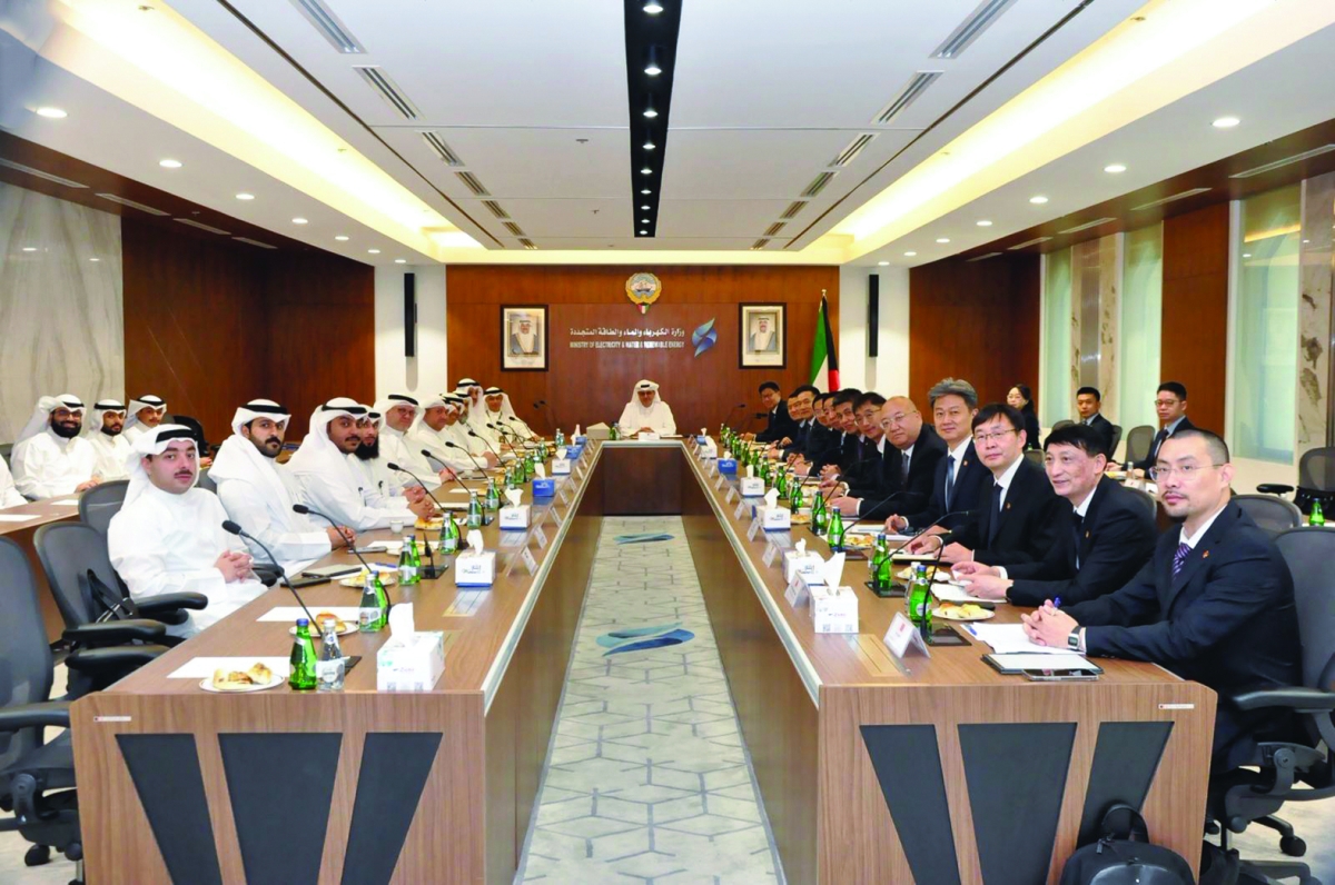 المخيزيم مُجتمعاً مع الوفد الصيني