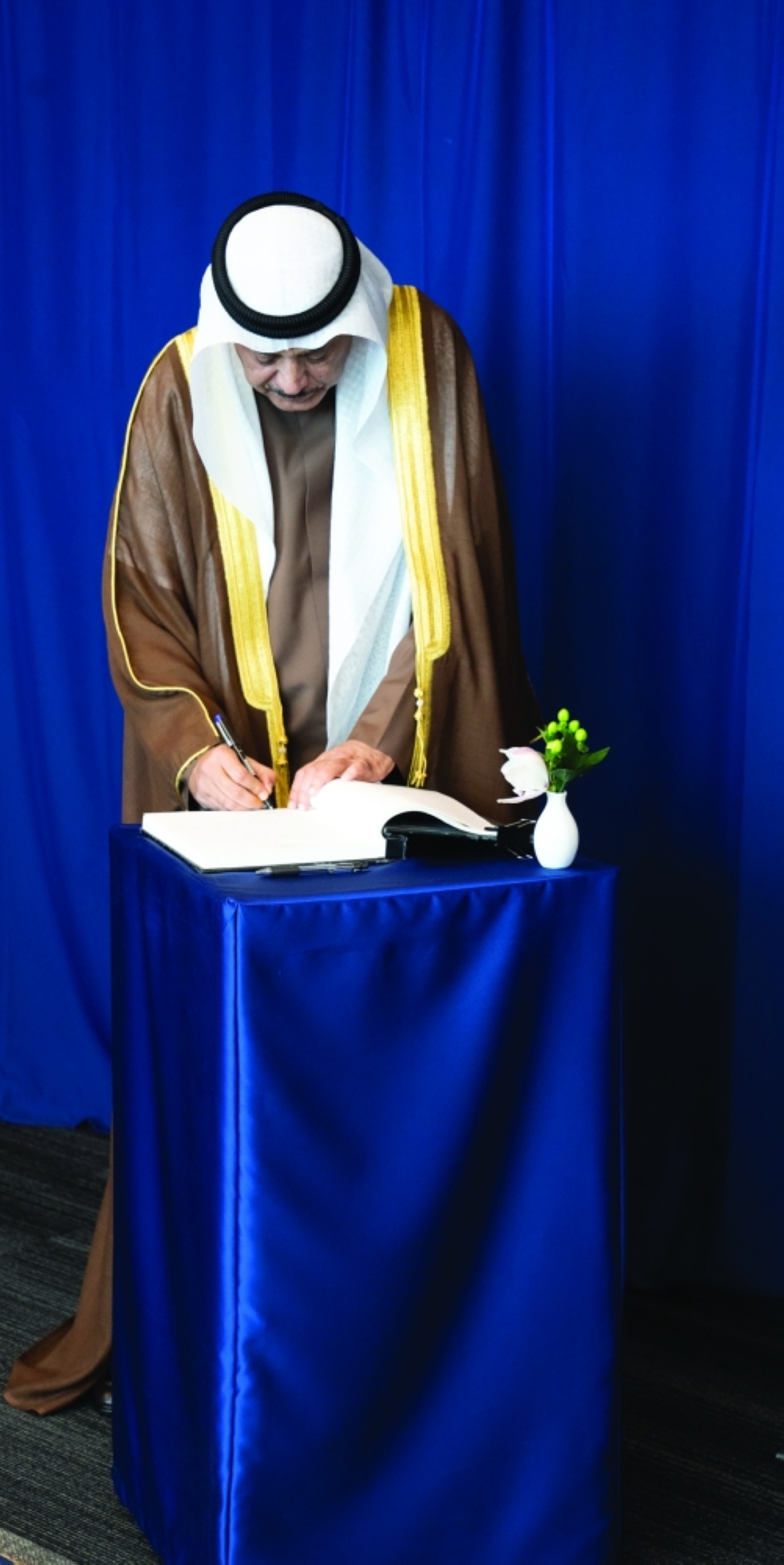 سمو ولي العهد يدون كلمة في سجل الأمم المتحدة بعد لقائه غوتيريش