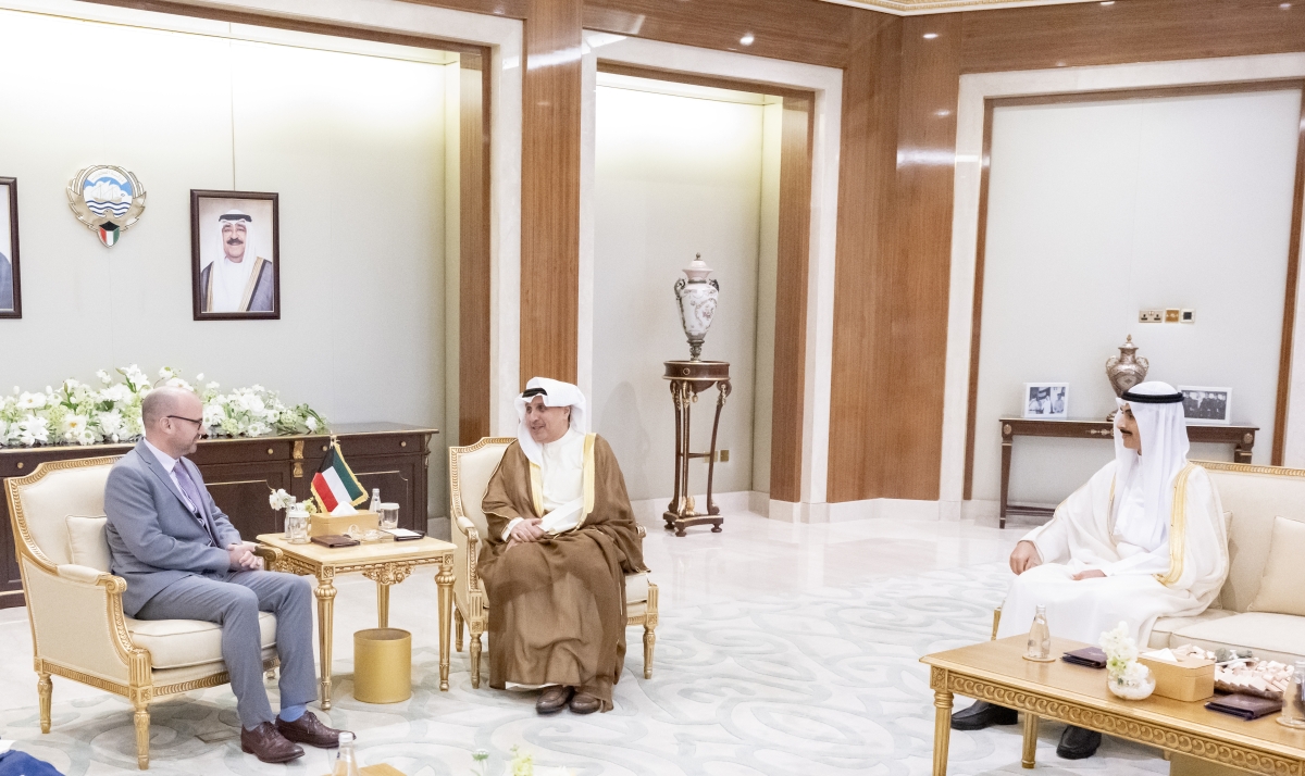 وزير شؤون الديوان الأميري ورئيس ديوان ولي العهد يستقبلان سفير فرنسا