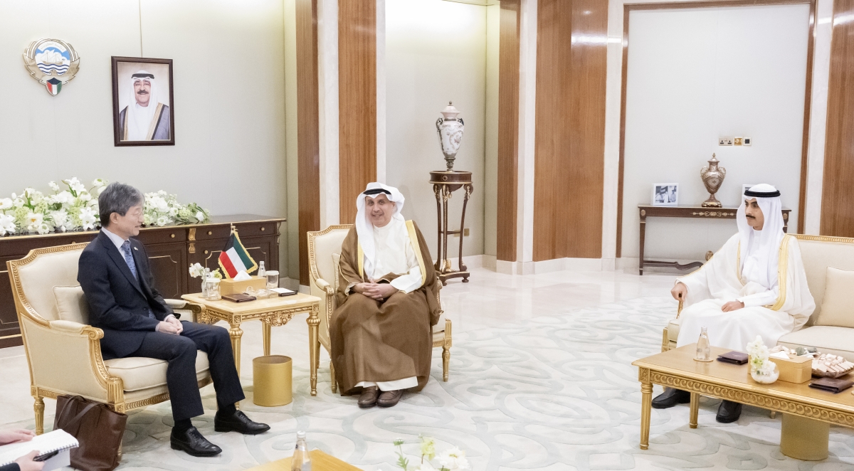 وزير شؤون الديوان الأميري ورئيس ديوان ولي العهد يستقبلان سفير اليابان
