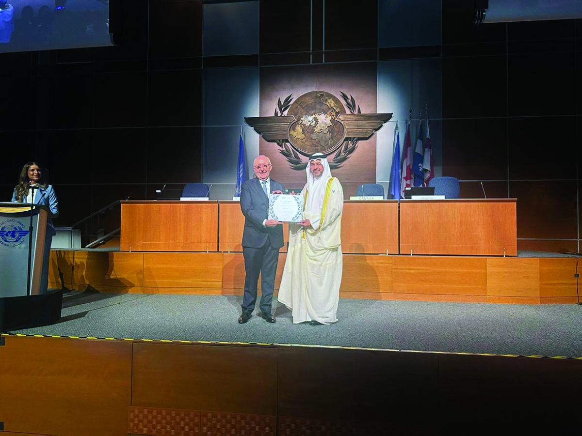 الشيخ حمود مبارك الصباح يتسلّم شهادة التكريم