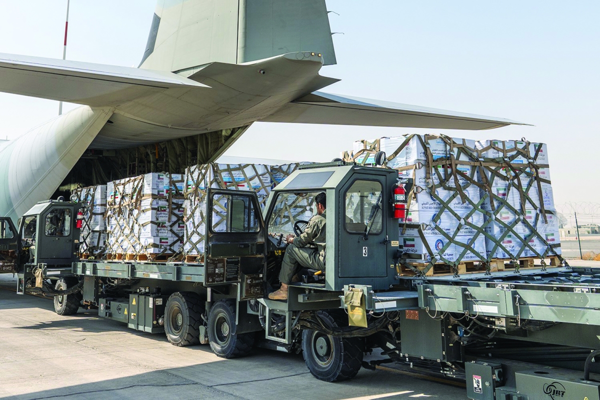 


نقل المساعدات تمهيداً لإرسالها إلى غزة 