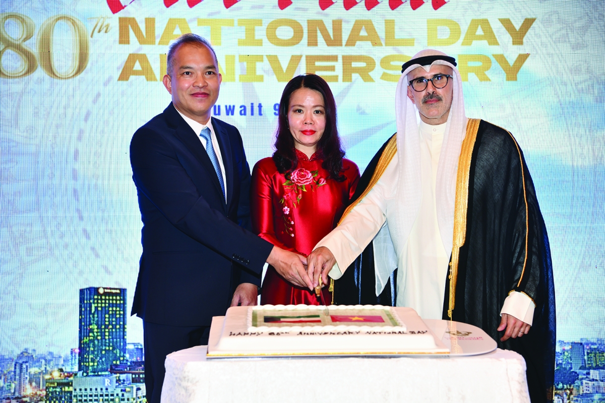 


السفير الجابر ونغوين هانغ يشاركان سفير فيتنام قطع قالب الحلوى 