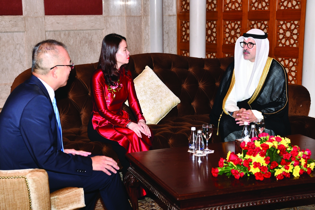 حديث بين السفير الجابر ونظيرته نغوين هانغ بوجود السفير الفيتنامي