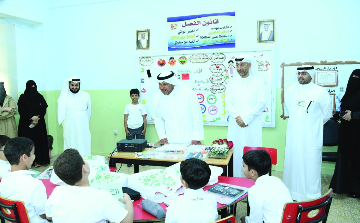 المحافظ خلال جولته بإحدى المدارس