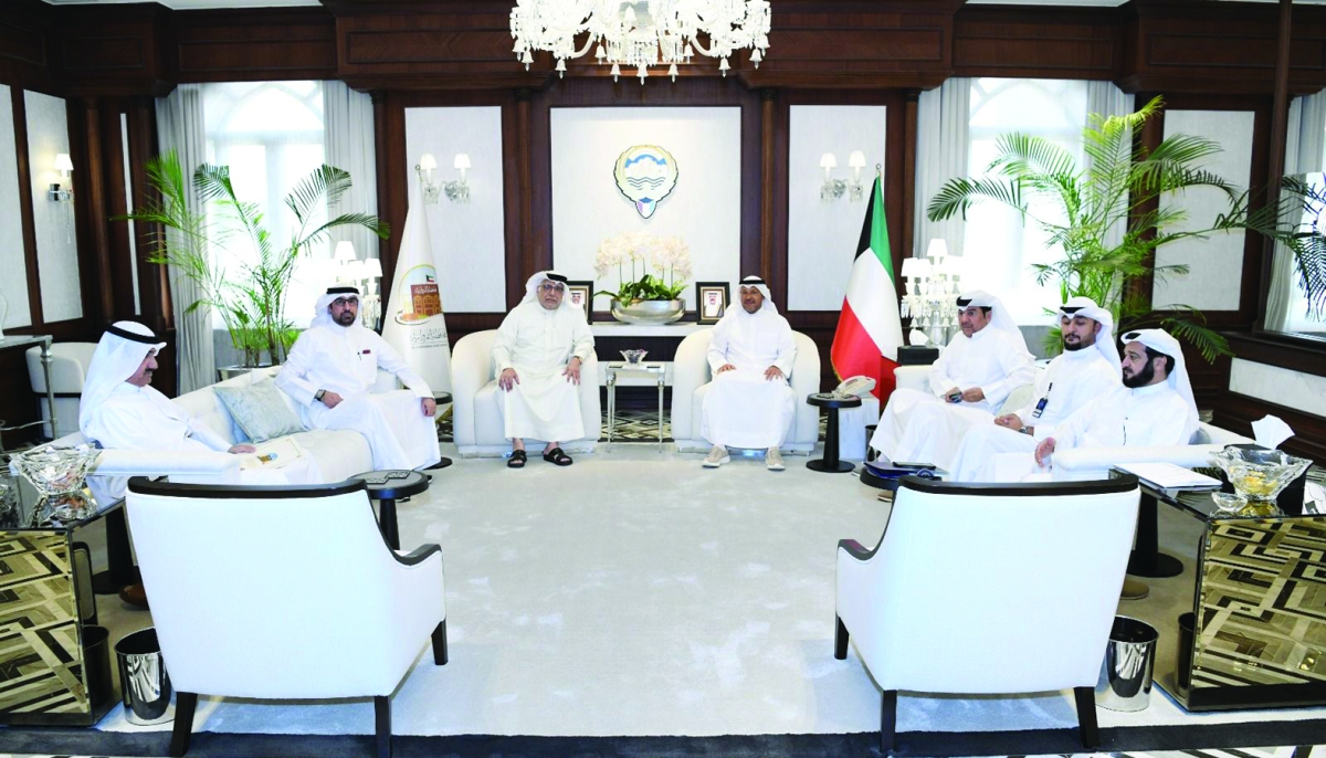 


محافظ الفروانية خلال استقباله مسؤولي شركات النقل العام 