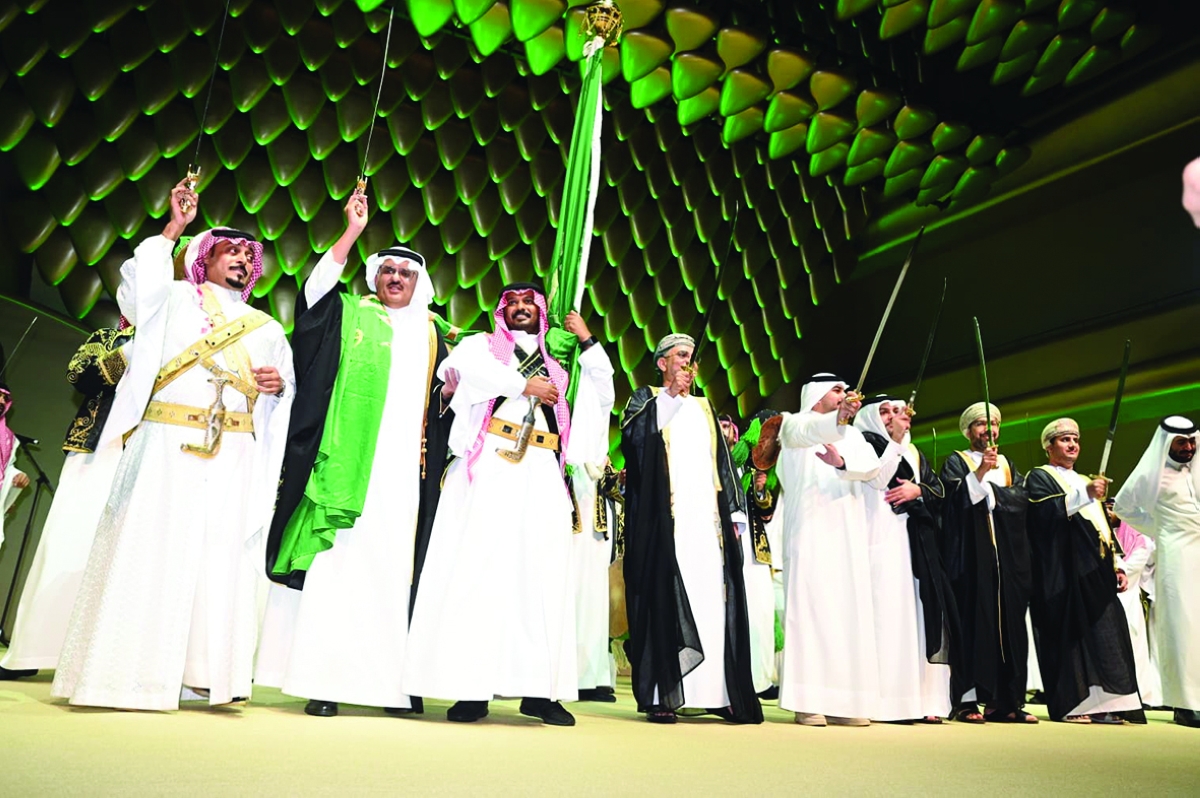 سفير خادم الحرمين يؤدي العرضة خلال الاحتفال باليوم الوطني السعودي في مركز الشيخ جابر الثقافي 	 (تصوير نايف العقلة) 