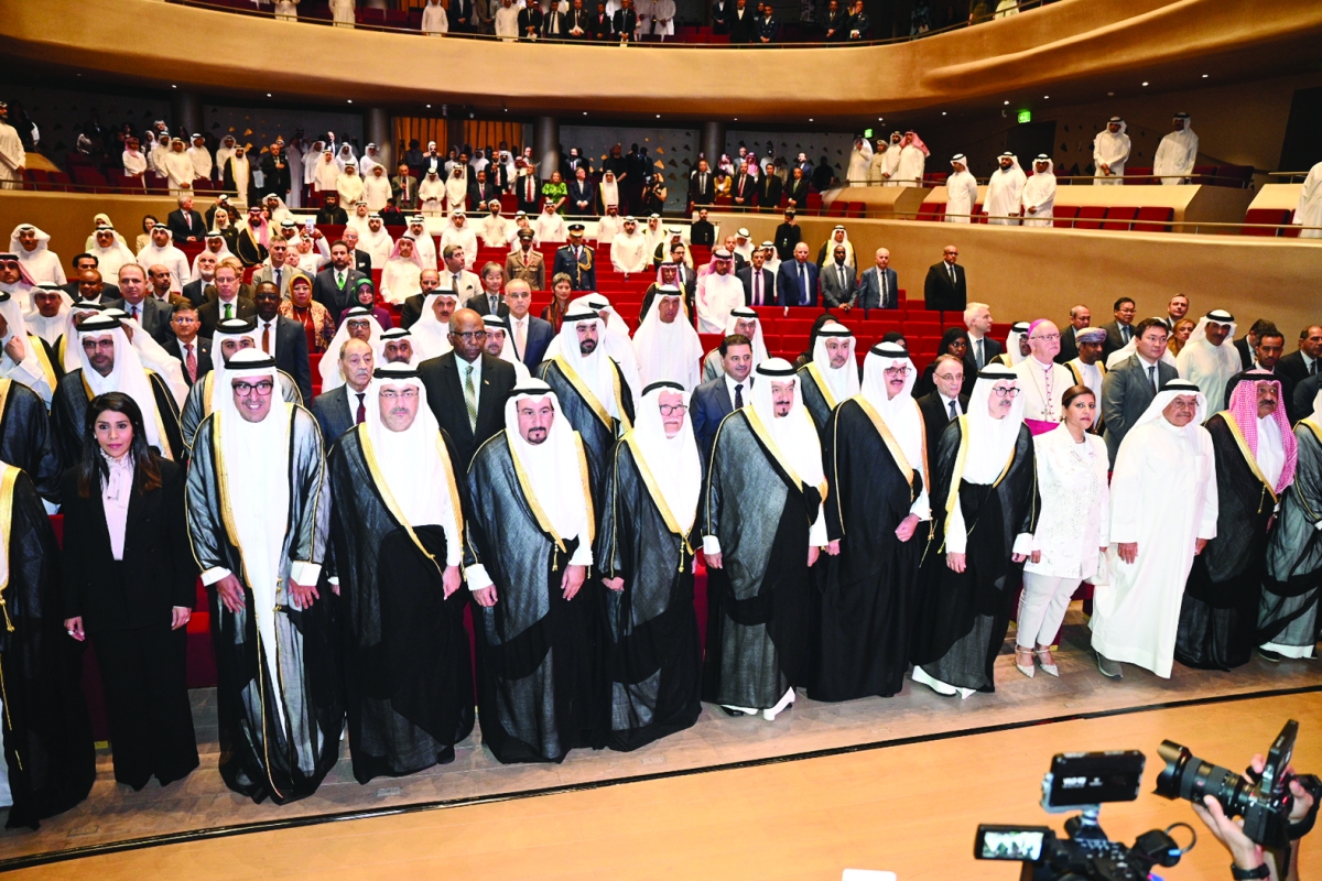 


رئيس الوزراء وكبار المسؤولين في مقدم الحضور 