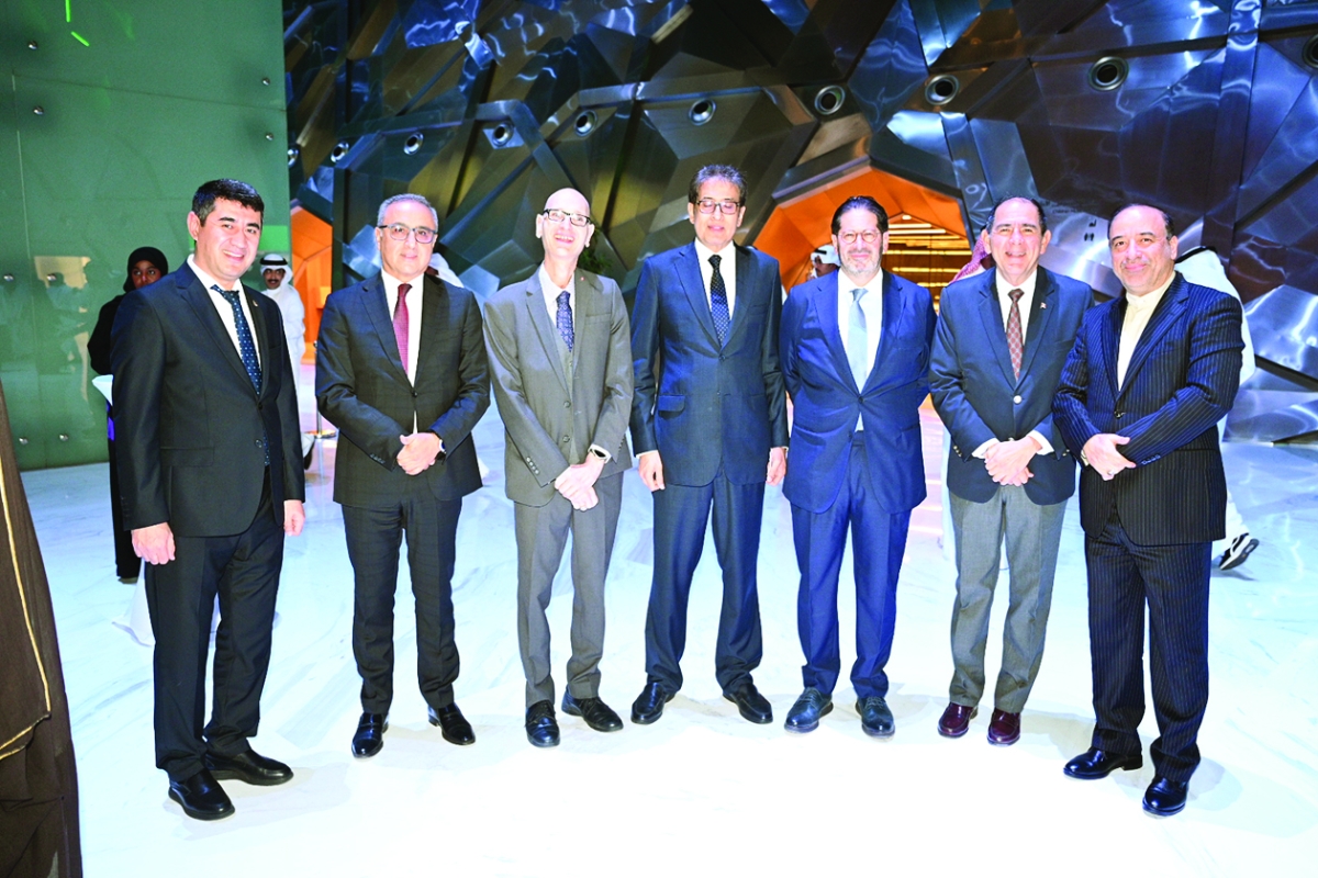 


عدد من السفراء في الحفل 