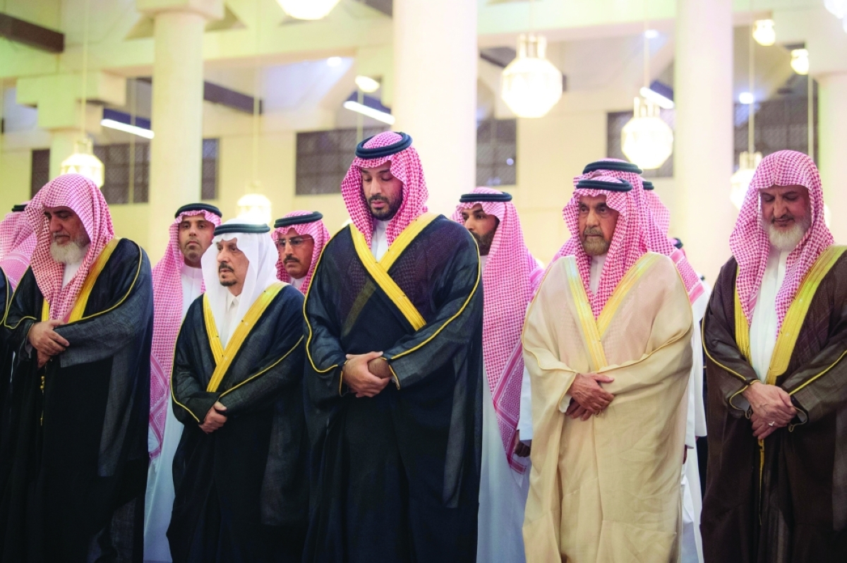 الأمير محمد بن سلمان يؤدي صلاة الميت على الراحل