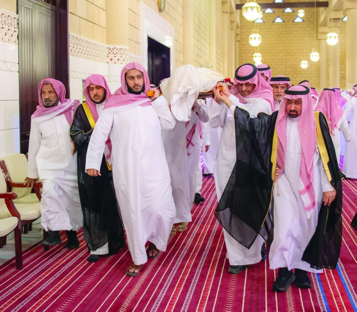 جثمان الفقيد محمولاً على الأكتاف