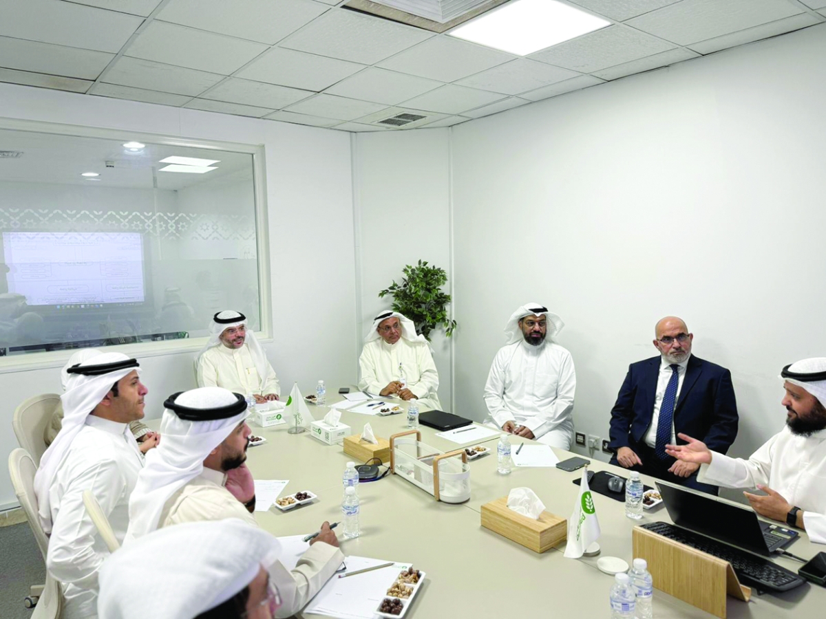 


العجمي مجتمعاً بمسؤولي جمعية العون المباشر 