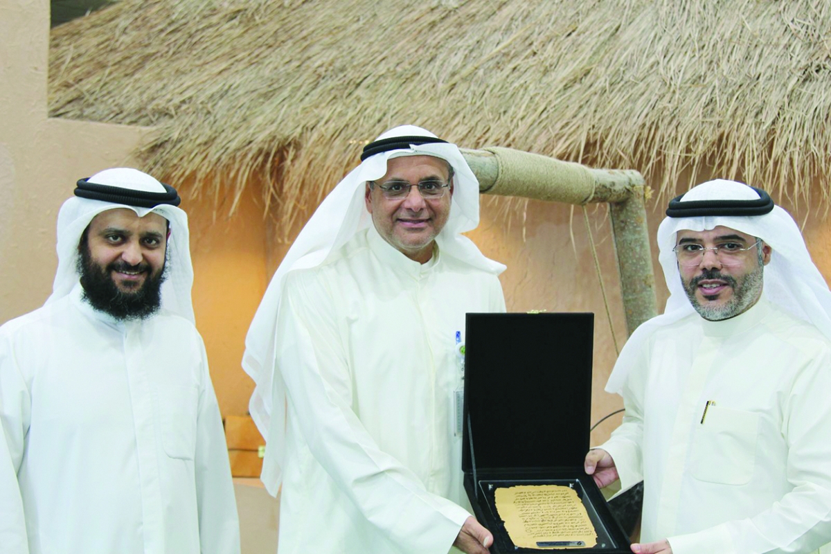 درع تكريمية لوكيل الوزارة