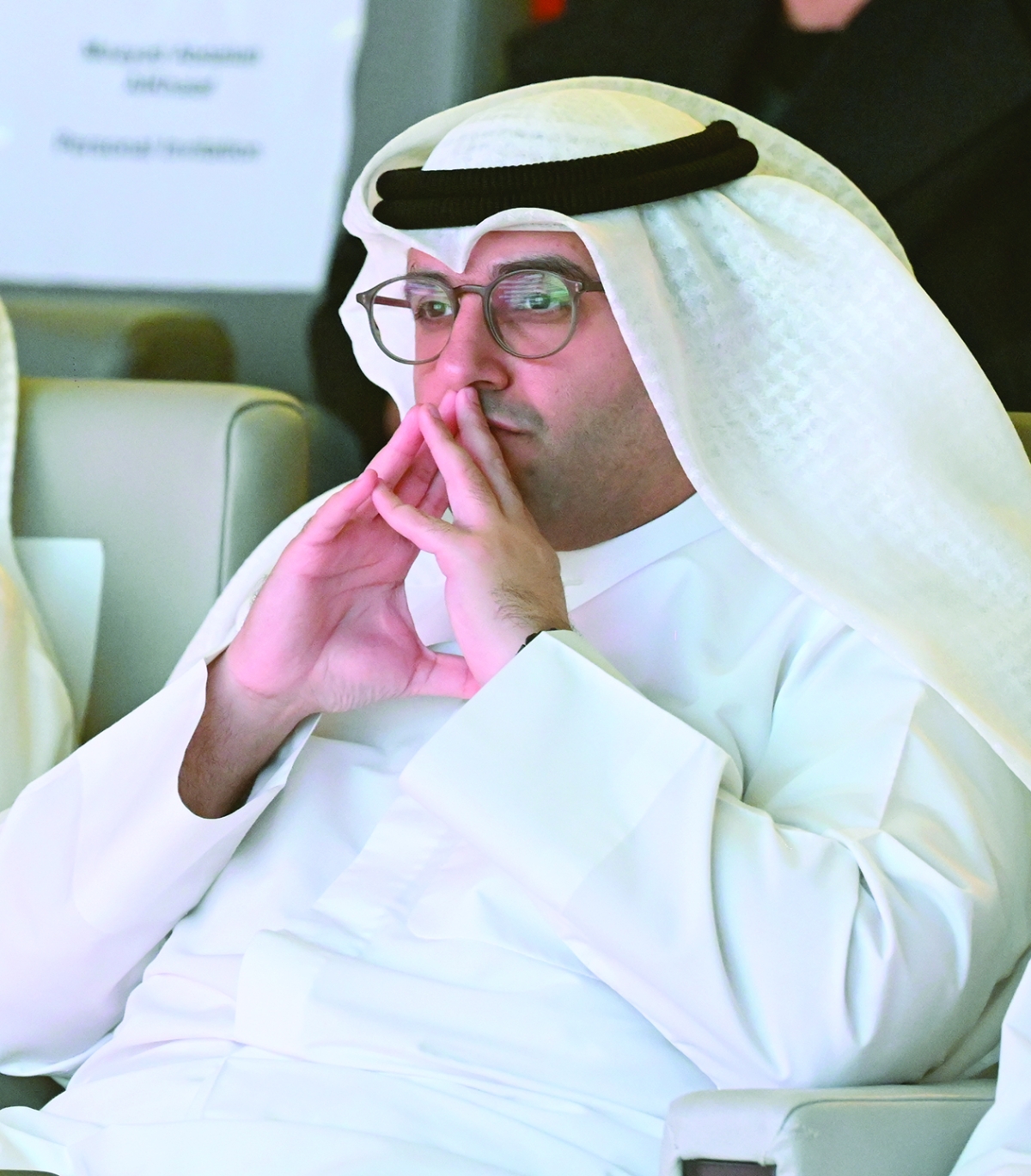 المشاري مُتابعاً أحد العروض المقدمة خلال الحملة 