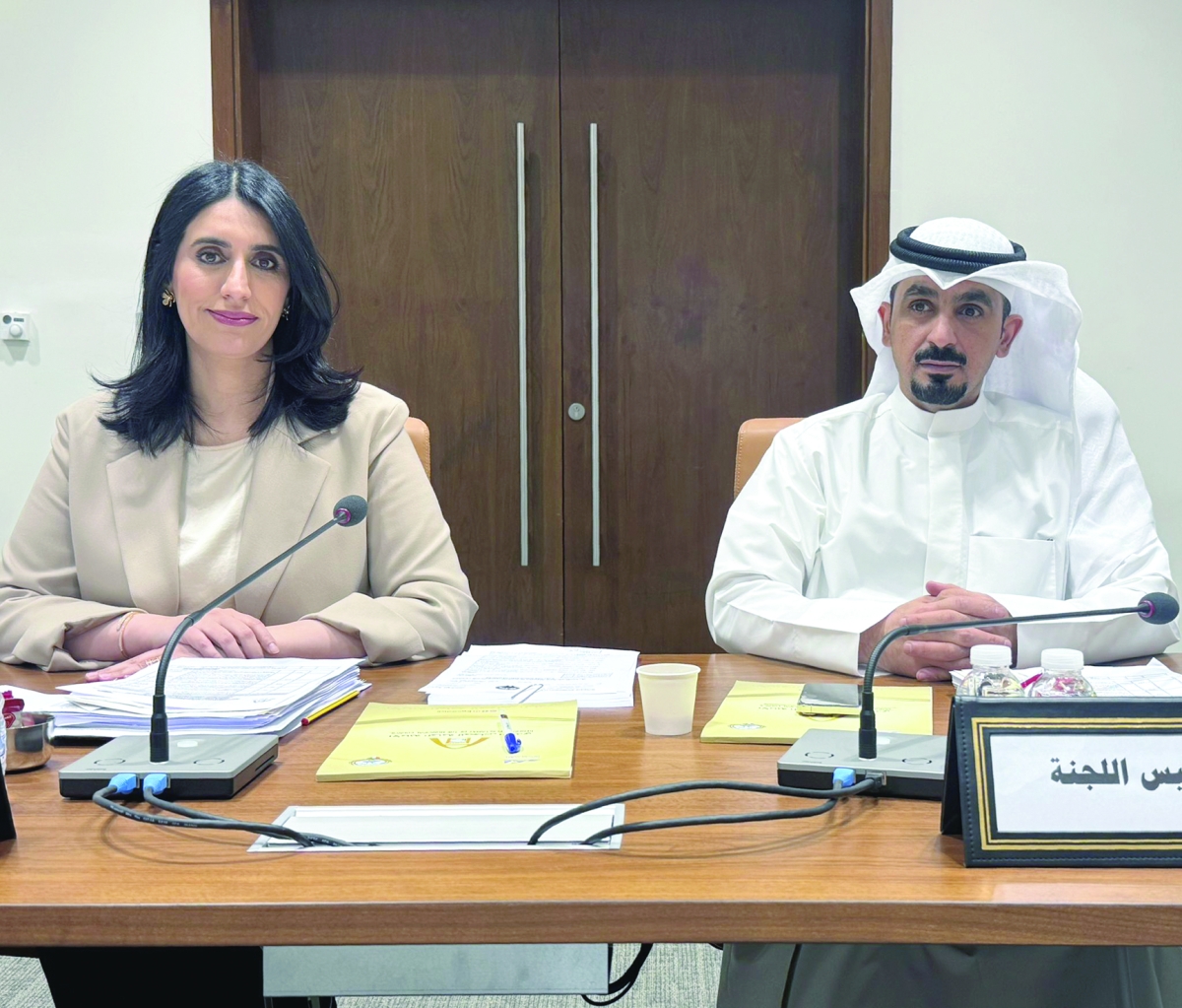 ناصر الجدعان وفرح الرومي خلال اجتماع لجنة حولي