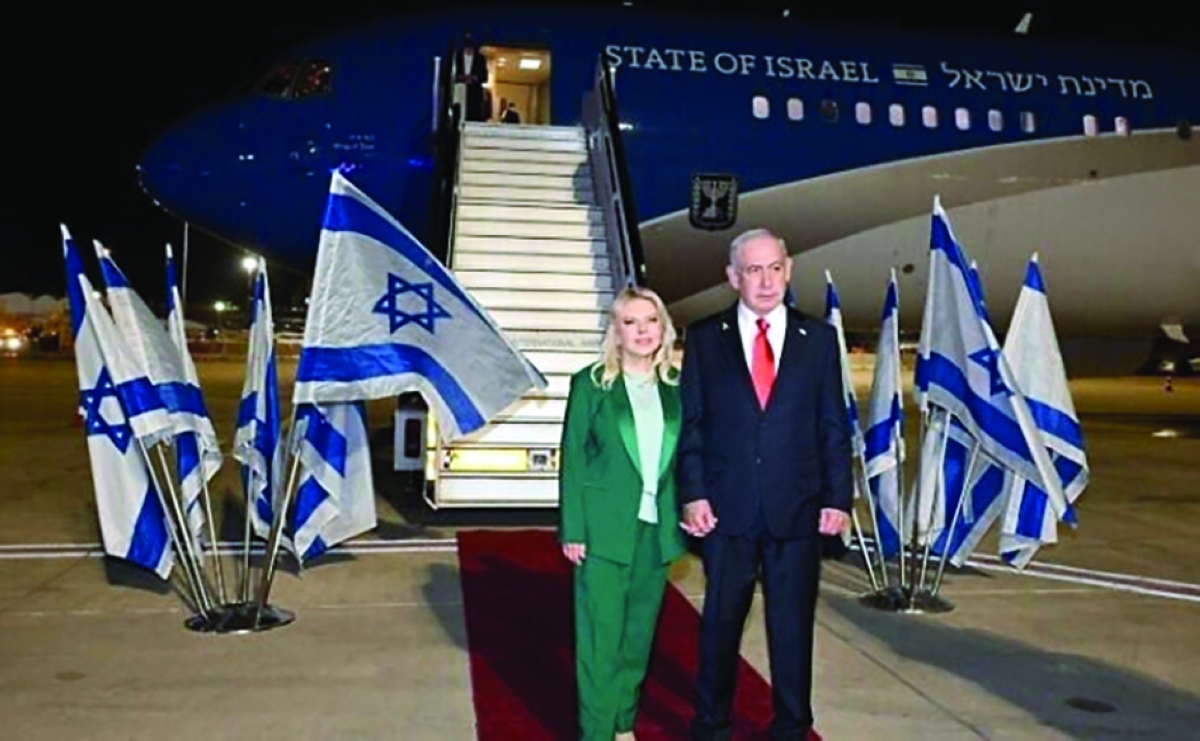 نتنياهو وزوجته سارة قبل مغادرة مطار بن غوريون إلى نيويورك
