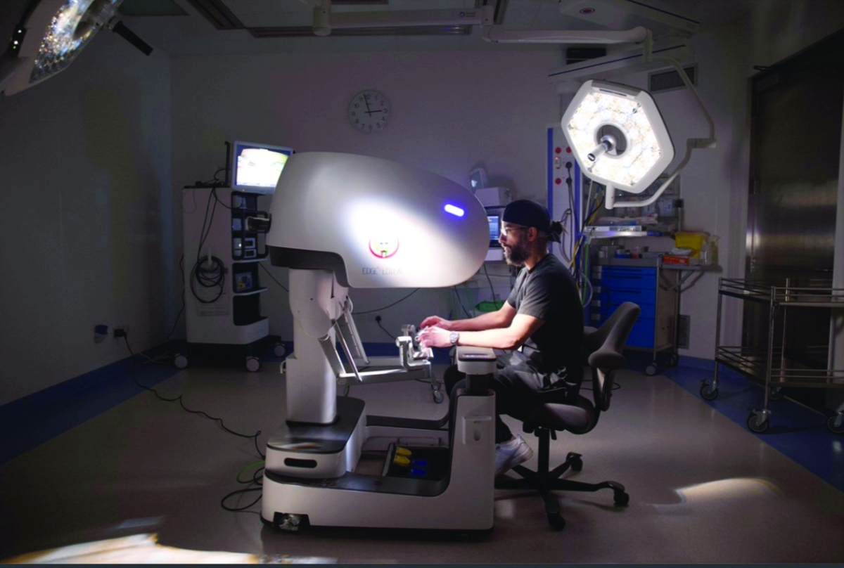 نجاح فريق جراحي كويتي بإجراء عملية جراحية كأبعد مسافة بين الفريق الجراحي والمريض