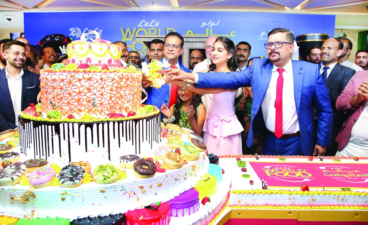 قص قالب حلوى المهرجان