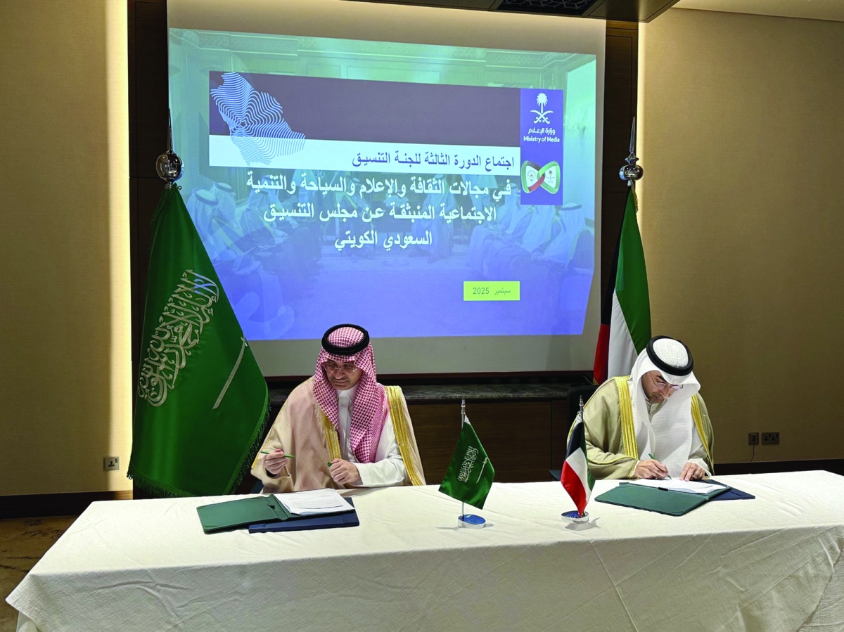 


محيسن والمغلوث خلال التوقيع على المبادرات 