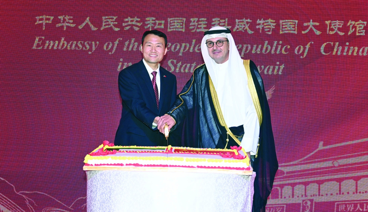 


المخيزيم يشارك القائم بالأعمال الصيني قطع قالب الحلوى 	(تصوير أسعد عبدالله) 