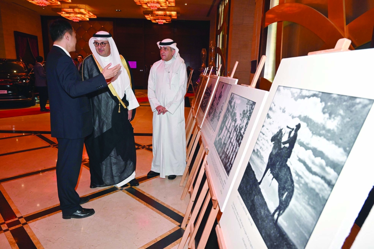 المخيزيم خلال جولة في المعرض المصاحب للاحتفالية