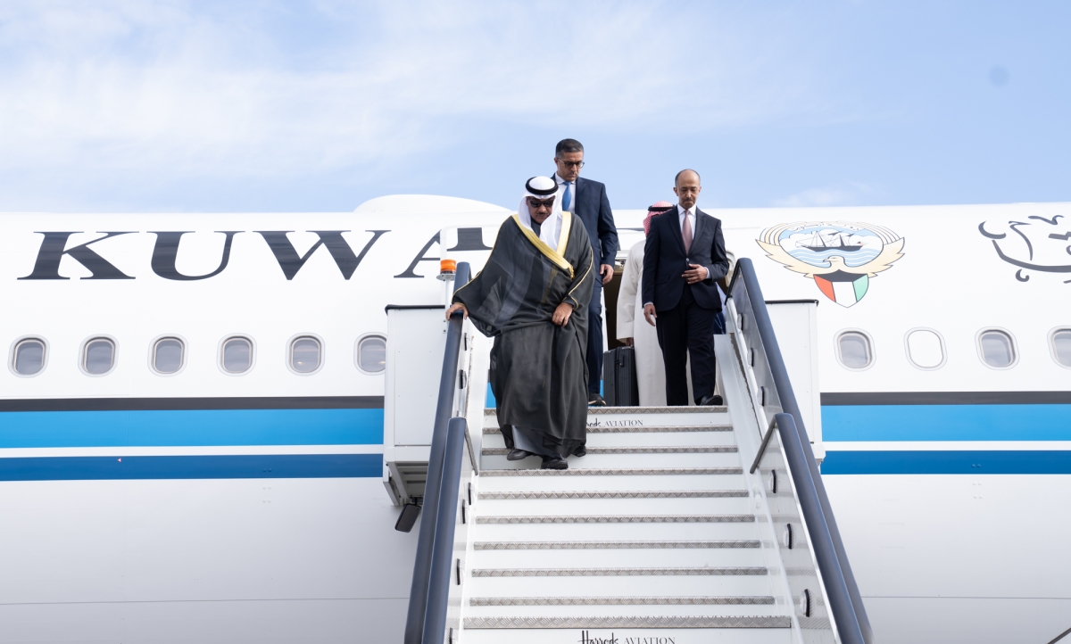 ولي العهد لدى وصوله إلى المملكة المتحدة