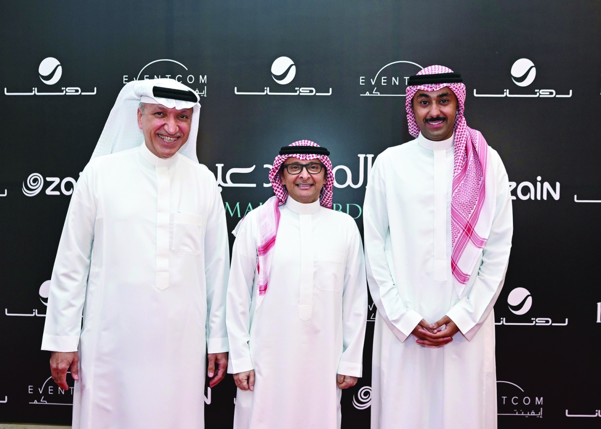 


عبدالمجيد عبدالله متوسطاً سالم الهندي وأحمد سالم 