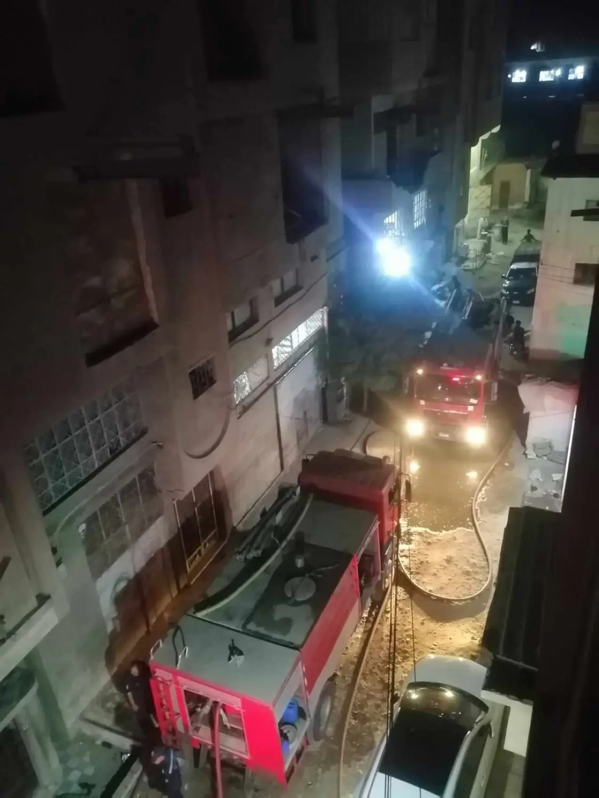 سيارات الإطفاء خلال إخماد الحريق 