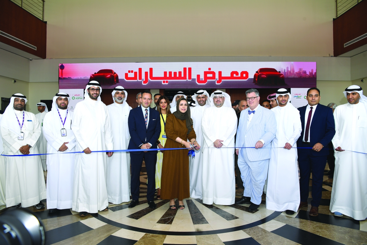 


وكيل «التجارة» بالتكليف مروة الجعيدان وممثلو «صناعات الغانم» والبنوك والشركات خلال قص شريط الافتتاح 