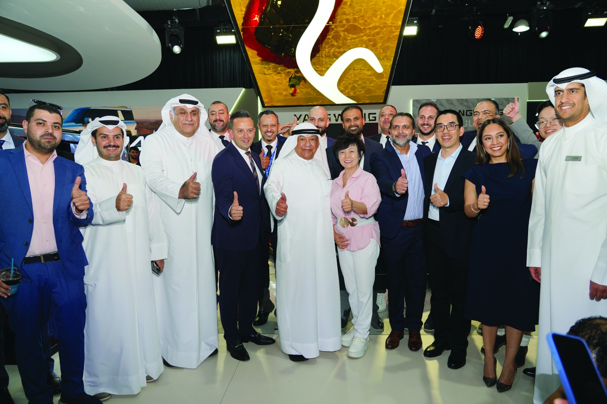 نائبة الرئيس التنفيذي لـ «BYD» ستيلا لي.. مع رئيس مجلس الإدارة التنفيذي لـ «صناعات الغانم» قتيبة الغانم في المعرض