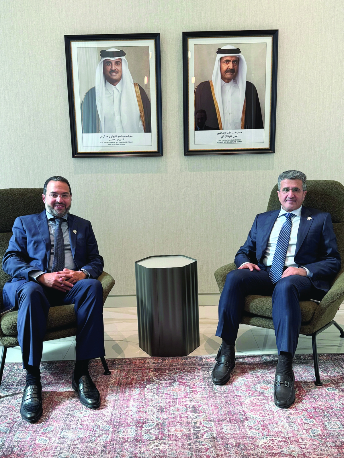 رئيس «الطيران المدني» مع رئيس الوفد القطري