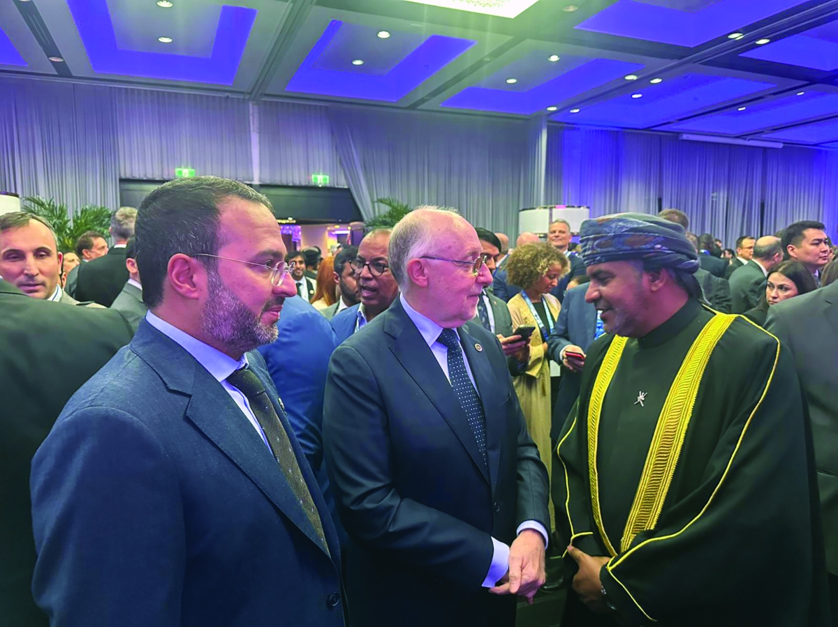 ...ومع رئيس الوفد العماني