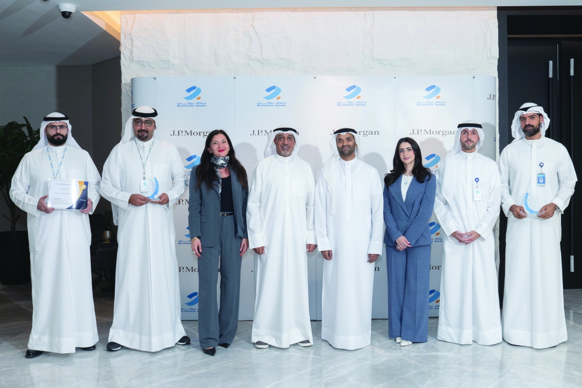 


فريق «برقان» متسلّماً الجائزة من فريق «جي بي مورغان تشيس» 