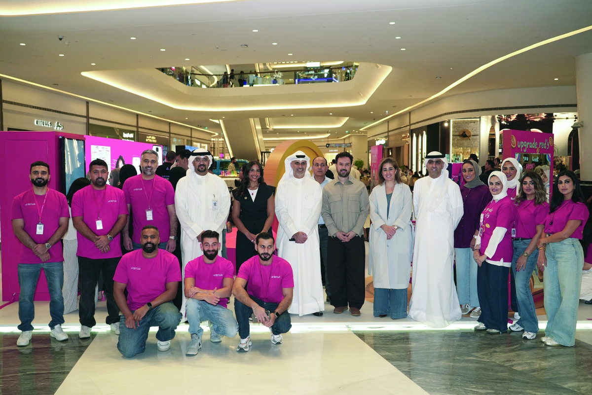 


فريق «الخليج» يتوسطه مديرعام الخدمات المصرفية الشخصية بدر العلي ورئيس التسويق نجلاء العيسى 