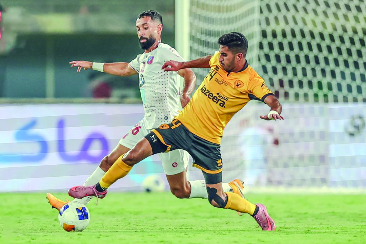 


صراع على الكرة بين عبدالعزيز وادي ومحمد مرهون 