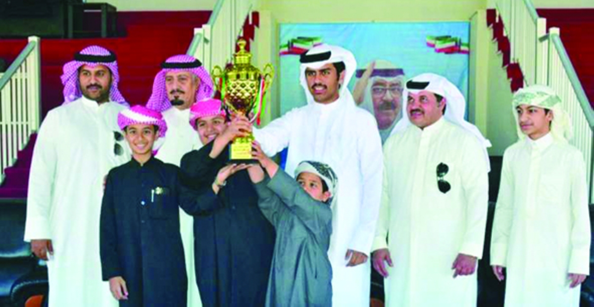 ربيح العجمي يسلم الكأس