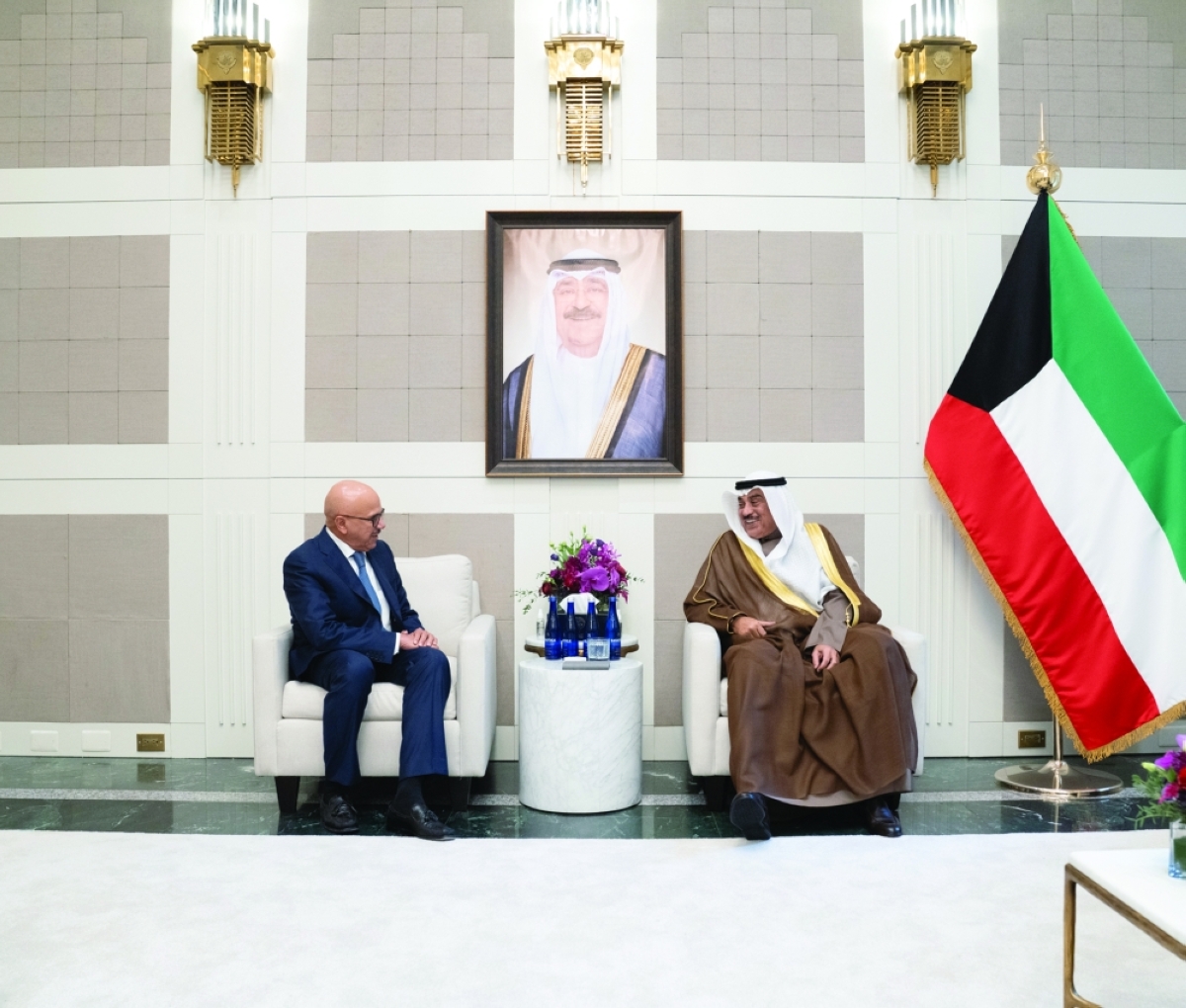 ممثل سمو الأمير مستقبلاً وزير خارجية البحرين