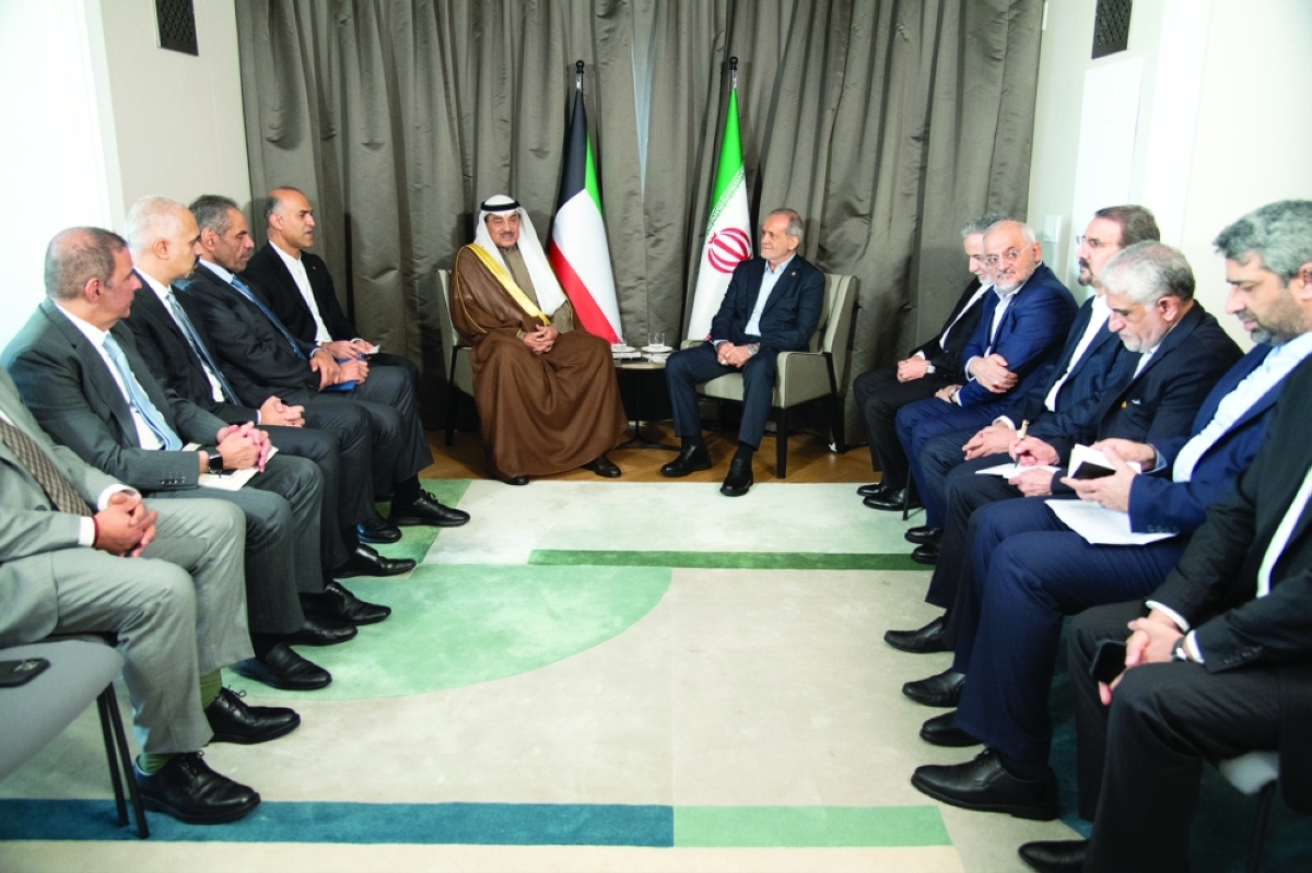 جانب من لقاء ممثل سمو الأمير مع رئيس إيران والوفد المرافق