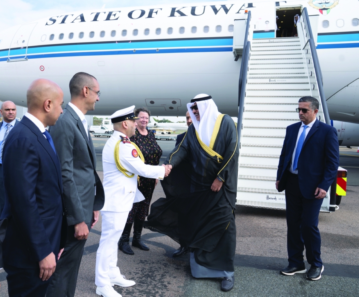 ولي العهد مصافحاً مستقبليه لدى وصوله إلى مطار ستانستيد بمدينة لندن