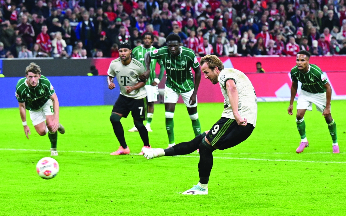 هاري كاين مسجلاً هدفه الثاني في مرمى فيردر بريمن