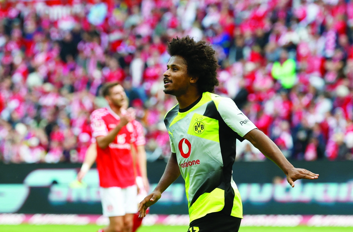 كريم أديمي محتفلاً بهدفه في مرمى ماينتس (رويترز)