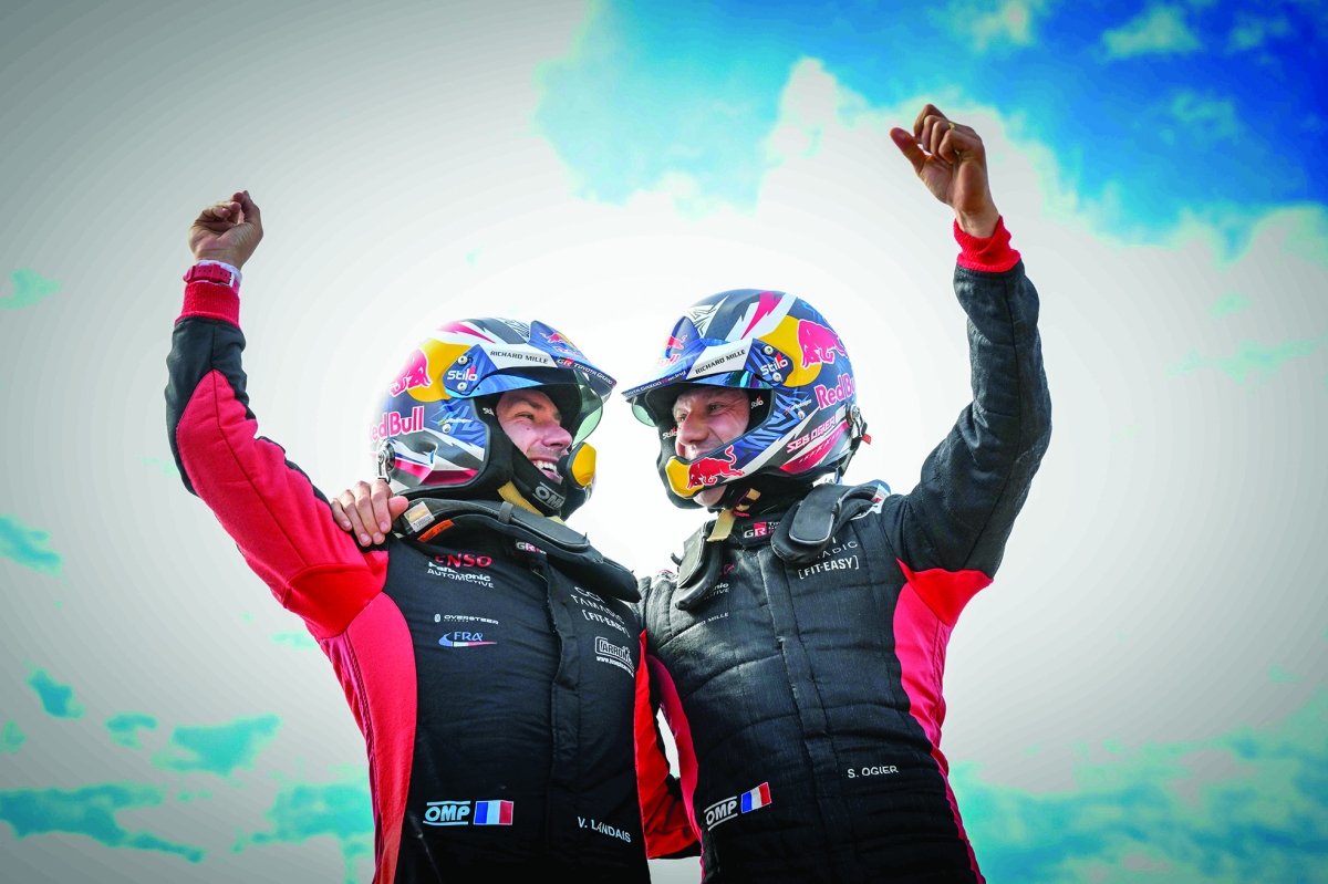 


فريق «تويوتا جازو» على منصة التتويج 