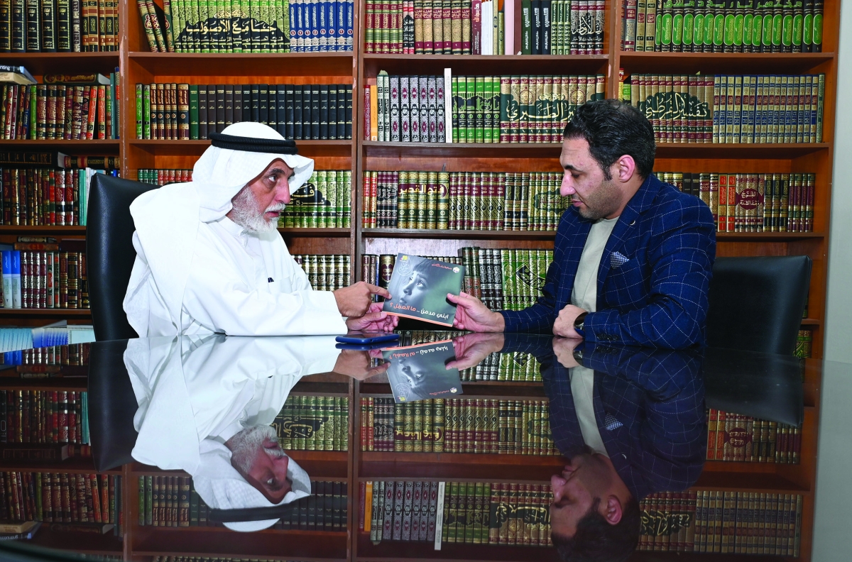 


مسلم الزامل يتحدث للزميل أحمد زكريا 	(تصوير أسعد عبدالله) 