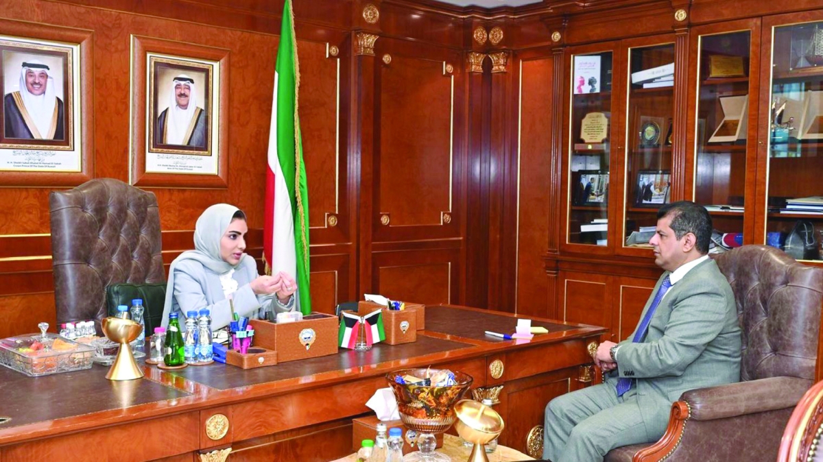 الحويلة متحدثة للزميل رضا السناري 	(تصوير أسعد عبدالله) 